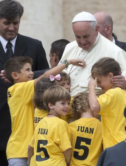 O papa Francisco com um grupo de crianças espanholas no Vaticano, nesta quarta-feira.