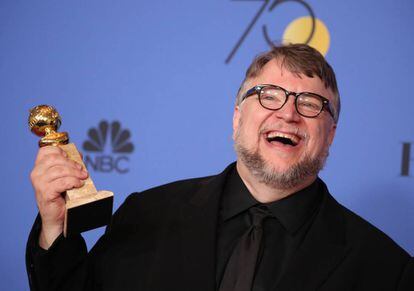 Guillermo del Toro, com o Globo de Ouro de melhor diretor.