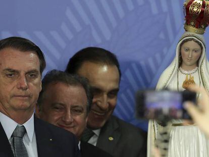 Bolsonaro posa para foto com imagem de Nossa Senhora de Fátima.