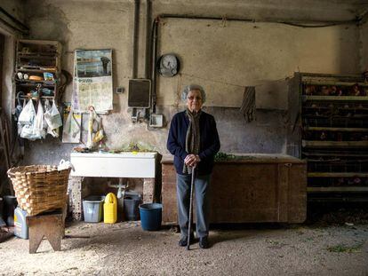 Pilar Fernández, de 101 anos, na garagem da sua casa em Ambas (Espanha).