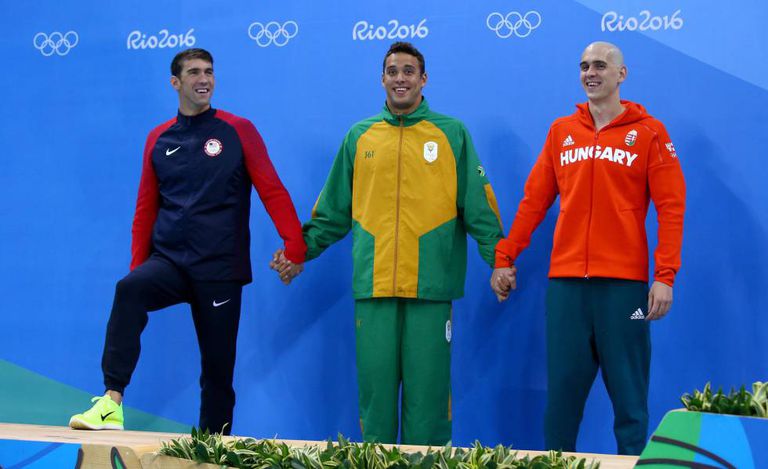 Michael Phelps (esq.), Chad Le Clos (centro) e László Cseh, medalhistas de prata nos 100m borboleta.