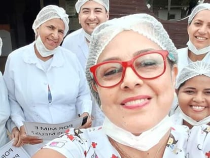 A enfermeira Carla Mileni Siqueira dos Santos (de óculos vermelho), 49, com parte de sua equipe, em uma foto de arquivo.