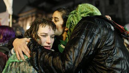 Manifestantes pró-aborto se abraçam sob a chuva em Buenos Aires.