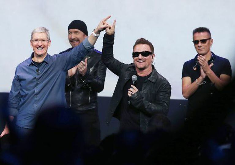O CEO da Apple, Tim Cook (esquerda) e Bono, líder do U2, na apresentação do iPhone 6 em Cupertino.
