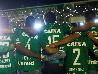 Jogadores da Chapecoense que não viajaram no avião rendem tributo a seus colegas no Brasil.