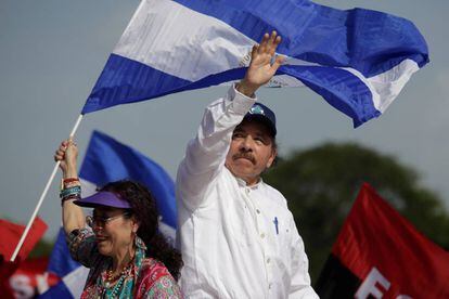 Daniel Ortega ao lado da esposa na comemoração dos 39 anos da vitória sandinista