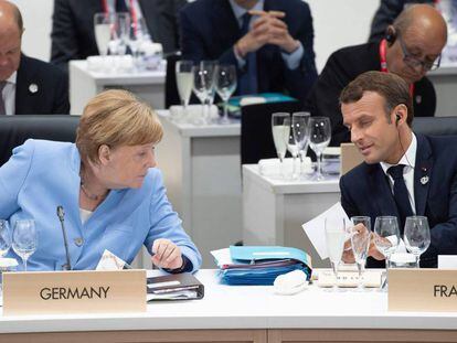 A chanceler alemã, Angela Merkel, e o presidente francês, Emmanuel Macron, hoje em Osaka na cúpula do G20.