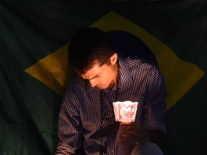Homem participa de oração em frente ao Palácio do Planalto pela solução pacífica da crise, no último dia 7 de abril.