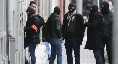 Policiais durante uma operação em Molenbeek, Bruxelas.