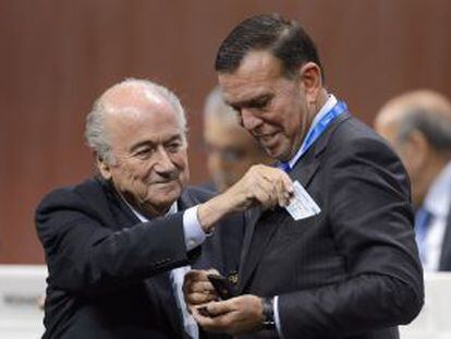 Blatter (esq.) com o presidente da Conmebol, Juan Angel Napout.