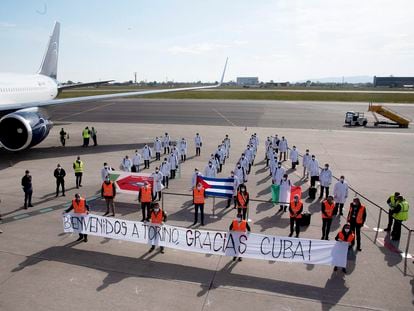Chegada a Turim de 38 profissionais de saúde cubanos, na segunda-feira, no aeroporto da cidade italiana.