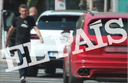 O suposto traficante Juan Andrés Cabeza se dirige a um Porsche vermelho, em Alicante (Espanha), em agosto de 2018.