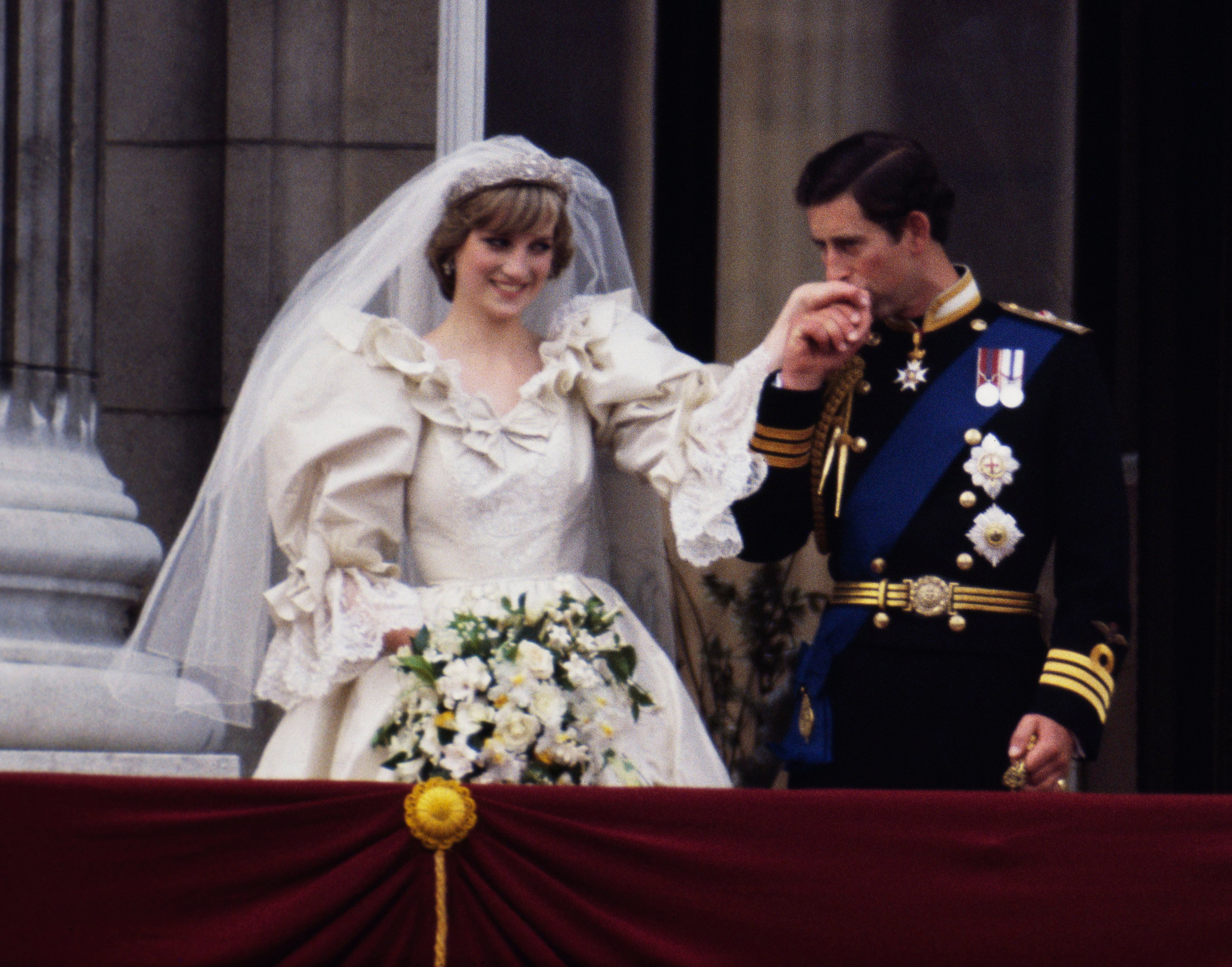 El príncipe y la princesa de Gales en el balcón de Buckingham Palace el día de su enlace, el 29 de julio de 1981. 
