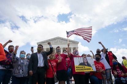 Manifestantes comemoram diante da Suprema Corte dos EUA, em 18 de junho, a sentença que impediu Trump de eliminar o programa DACA.