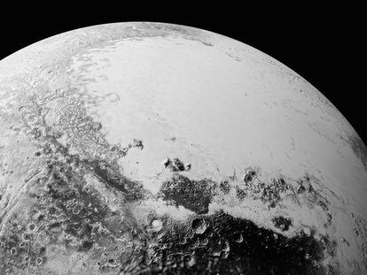 Crateras, dunas, planícies geladas... Essas são algumas das características mostradas nas imagens captadas pela sonda ‘New Horizons’ durante um ano. A extensão de terreno que se vê na fotografia é de 1.800 quilômetros de largura, e a foto foi feita a 80.000 quilômetros de distância.