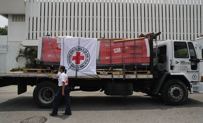 O primeiro carregamento de ajuda da Cruz Vermelha, que inclui geradores elétricos para hospitais, chega a Caracas na terça-feira.