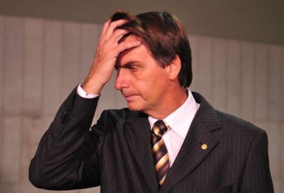 O deputado Jair Bolsonaro fala &agrave; imprensa em 2011.