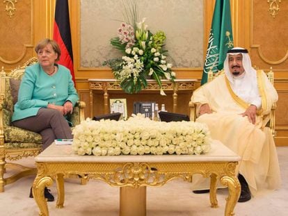 A chanceler alemã, Angela Merkel, com o rei saudita, Salman bin Abdulaziz al Saud.