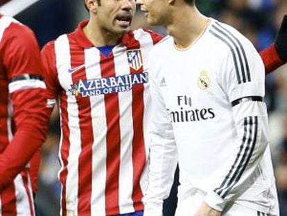 Diego Costa e Cristiano Ronaldo discutem durante o partido