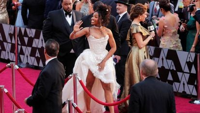 A cantora SZA acena no tapete vermelho do Oscar-2019
