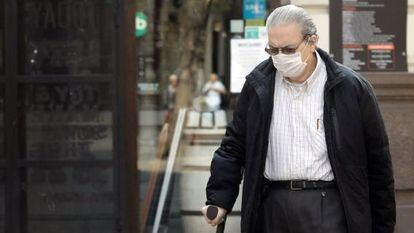 Um idoso protegido com máscara em Valência, na Espanha.