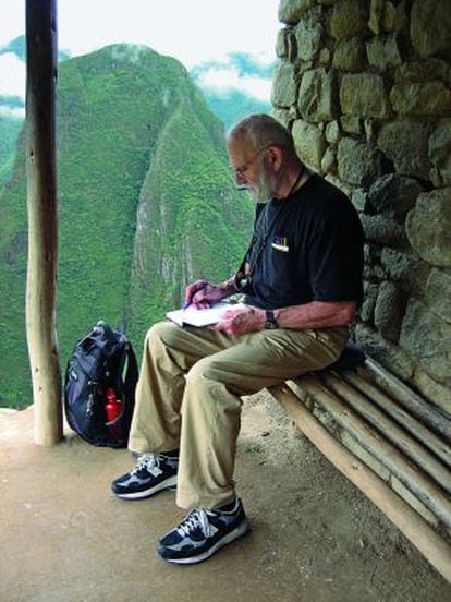 Oliver Sacks escreve em seu diário durante visita a Machu Picchu (Peru), em 2006.