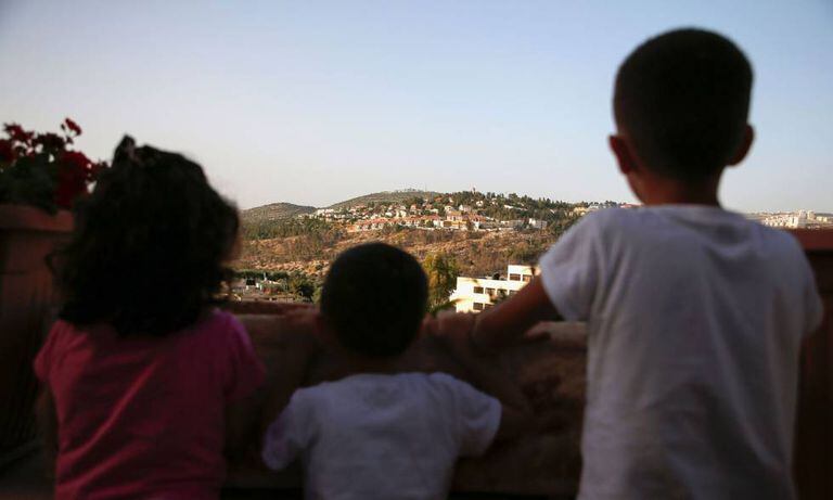 Crianças da vila palestina de Deir Ibzi.