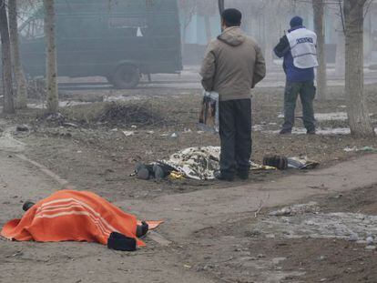 Dois mortos depois do ataque contra uma área residencial em Mariupol.