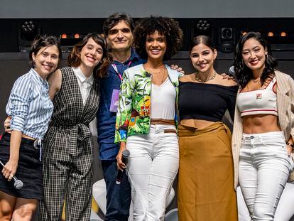 O roteirista e cineasta Cao Hamburger, criador de 'As Five', e as protagonistas da série, de esquerda à direita: Daphne Bozaski, Manoela Aliperti, Heslaine Vieira, Gabriela Medvedovski e Ana Hikari.