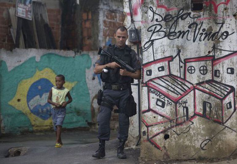 Policial no Complexo do Alemão.