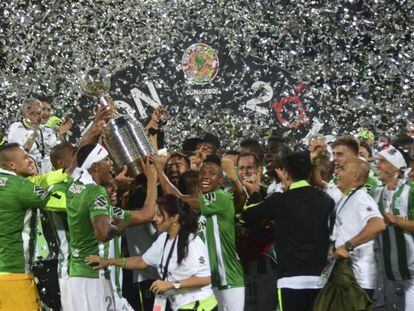 Jogadores do Atlético Nacional celebram o título da Libertadores.
