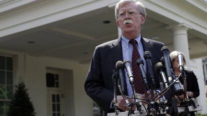 John Bolton atende à imprensa nesta terça-feira, na Casa Branca.