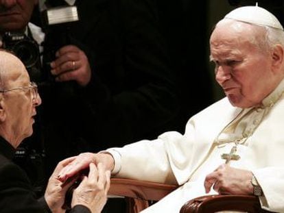 O papa João Paulo II com Marcial Maciel em 2004.