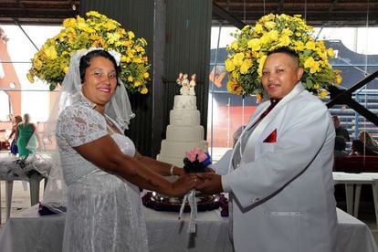 Casal em cerimônia no Rio. / Clarice Castro/ GERJ