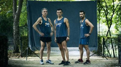 Juan Rubio, no centro, com Rafa e Fer, seus companheiros de treino no Parque do Retiro, em Madri.