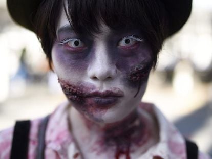 A foto foi tirada em desfile de Halloween no bairro de Kawasaki em Tóquio, ao que compareceram milhares de pessoas disfarçadas de mortos-vivos e de outros personagens de ficção. Veja as fantasias mais assustadoras.