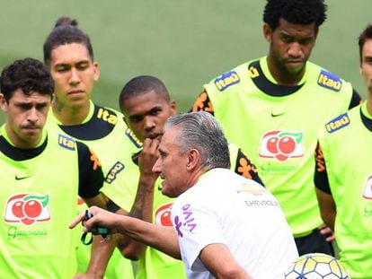Tite instrui os atletas brasileiros para o clássico.