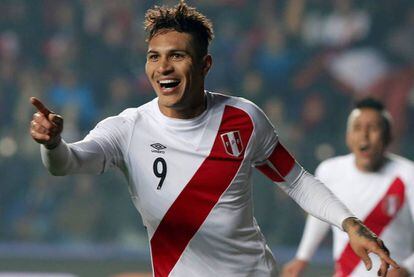 Guerrero durante um jogo pela seleção peruana.