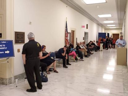 Várias pessoas, entre eles, ‘guardadores de lugar’ profissionais, esperam na fila para uma audiência do Comitê de Formação e Emprego no Congresso dos Estados Unidos, numa manhã de junho.
