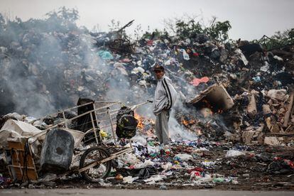 Un hombre en el basurero de una villa de Buenos Aires