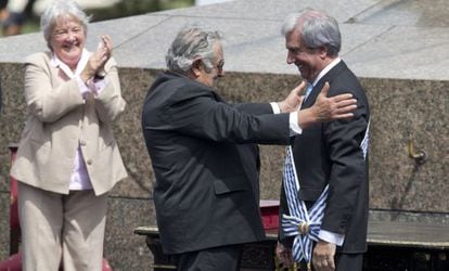Mujica, com sua esposa atrás, abraça Vázquez.