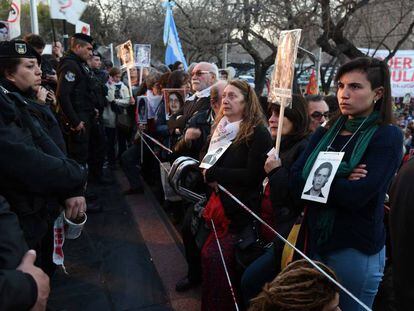 Multidão espera em frente ao tribunal de Mendoza a condenação de juízes da ditadura.