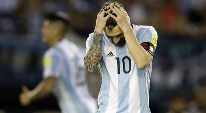 Lionel Messi leva as mãos à cabeça durante a partida contra o Chile.