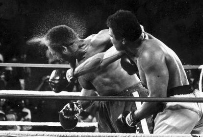 Cruzado de direita de Ali em Foreman na luta de 1974.