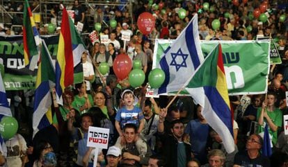 Israelenses participam em Tel Aviv de uma manifestação da esquerda.