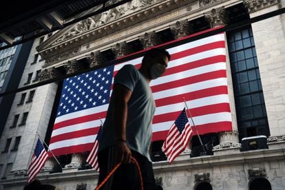 Homem passa diante do prédio da Bolsa de Valores de Nova York, durante as cerimônias que relembram os ataques do dia 11 de setembro de 2001.