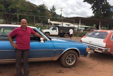 O taxista Julio Gamboa: 12 horas de fila para comprar gasolina e revender o combustível para brasileiros.
