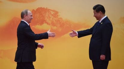 Putin saúda Xi na sua chegada à cúpula da APEC.
