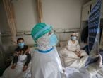 Un doctor con dos pacientes en Wuhan, el epicentro del coronavirus. 