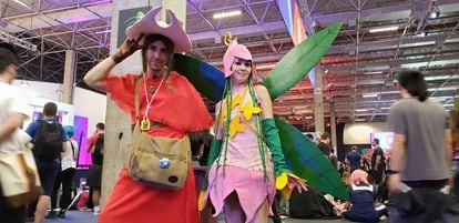 O casal Rogério Weigbert e Luciana Westphal faz cosplay de Mimi e Lillymon, personagens do desenho animado Digimon.